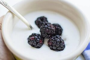 Un doctor de Harvard explica qué efectos produce el consumo de yogur a largo plazo en el cuerpo