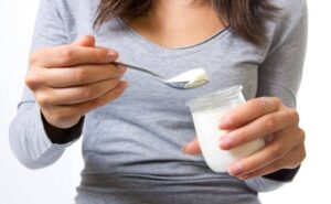 De la adolescencia a la madurez; el yogur, aliado de la salud femenina