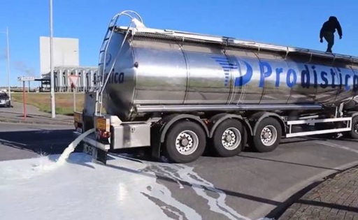 Galicia Ganaderos vierten 15.000 litros de leche portuguesa