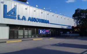 La Anónima compra 12 sucursales del Grupo Libertad