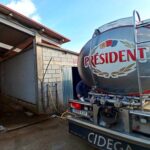 Lactalis recorta 8 céntimos el precio de la leche en origen