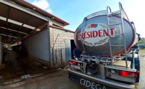 Lactalis recorta 8 céntimos el precio de la leche en origen