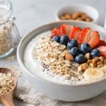 Desayuno inteligente combinación de yogur griego y avena para iniciar el día