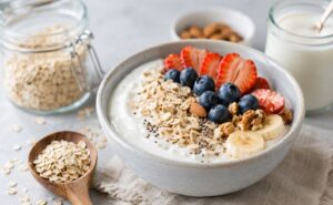 Desayuno inteligente combinación de yogur griego y avena para iniciar el día
