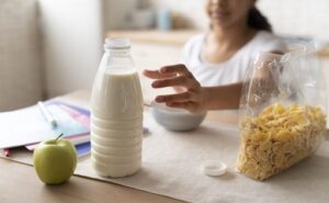 EE.UU. devuelve la leche entera a las escuelas un giro en la política nutricional