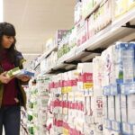 Las marcas de distribución fijan un suelo de precios para la leche en España