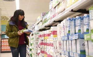 Las marcas de distribución fijan un suelo de precios para la leche en España