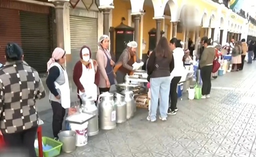 Bloqueos obligan a rematar leche, queso y yogur productores venden directo al consumidor para evitar pérdidas