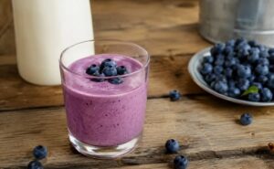 Chilenos crean bebida antioxidante a partir de suero lácteo y arándano andino