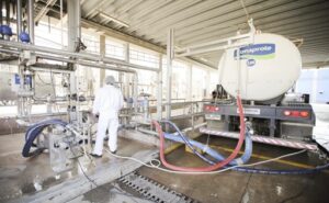 Conaprole rescata a productores tras el cierre de Coleme