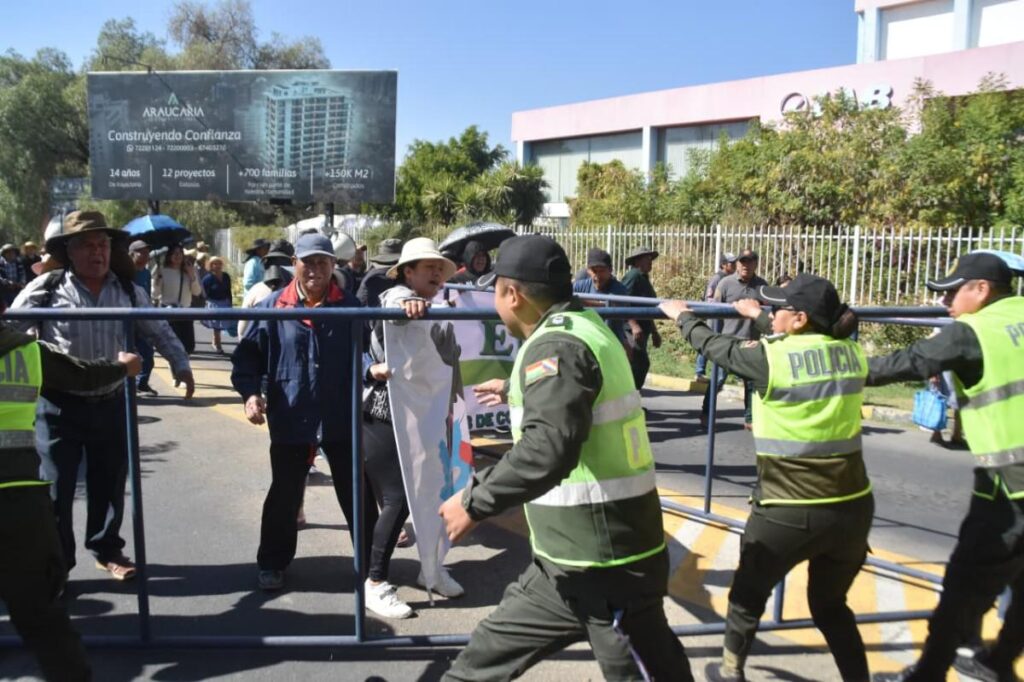 Productores lecheros de Cochabamba exigen el fin de los bloqueos tras 50 días de crisis