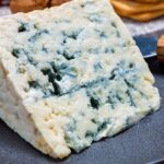 Roquefort y queso azul dos quesos que parecen iguales, pero no lo son