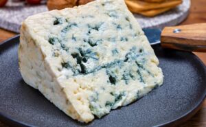 Roquefort y queso azul dos quesos que parecen iguales, pero no lo son