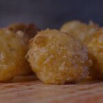Bombitas de queso: un snack fácil y crocante para compartir en cualquier ocasión Bombitas de queso un snack fácil y crocante para compartir en cualquier ocasión