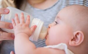 Nestlé admite que perderá parte de los padres tras el recall global de fórmulas infantiles