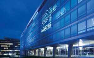 Nestlé eliminará los colorantes artificiales de todos sus productos antes de finalizar 2026