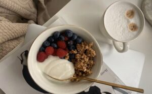 Yogur griego por qué gana espacio entre los consumidores y cuáles son sus beneficios nutricionales