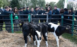 Chile acerca la lechería a más de 300 estudiantes ante el desafío del recambio generacional