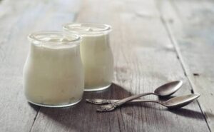Empezó haciendo yogur griego en su casa y hoy procesa 200 litros de leche por día