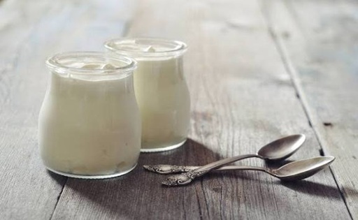 Empezó haciendo yogur griego en su casa y hoy procesa 200 litros de leche por día