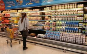 Leche en Argentina el precio al productor quedó 21,4 puntos detrás de la industria