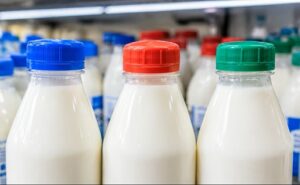 Qué significan los colores azul, rojo y verde en las tapas de leche