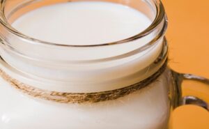 Se puede congelar la leche Qué cambia y cómo descongelarla correctamente