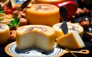 Argentina el queso de Tafí del Valle gana una medalla en Uruguay