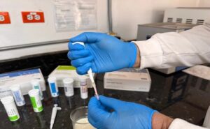 Ecuador decomisan más de 21.200 litros de leche cruda por antibióticos y aflatoxinas