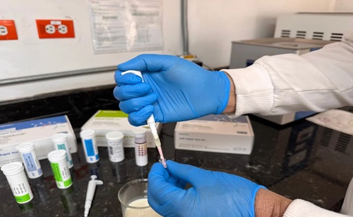 Ecuador decomisan más de 21.200 litros de leche cruda por antibióticos y aflatoxinas