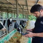 Nestlé paga primas a los lecheros que transforman sus granjas en Galicia Nestlé paga primas a los lecheros que transforman sus granjas en Galicia