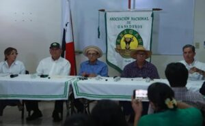 Panamá alertan por 80 millones de litros de leche en riesgo